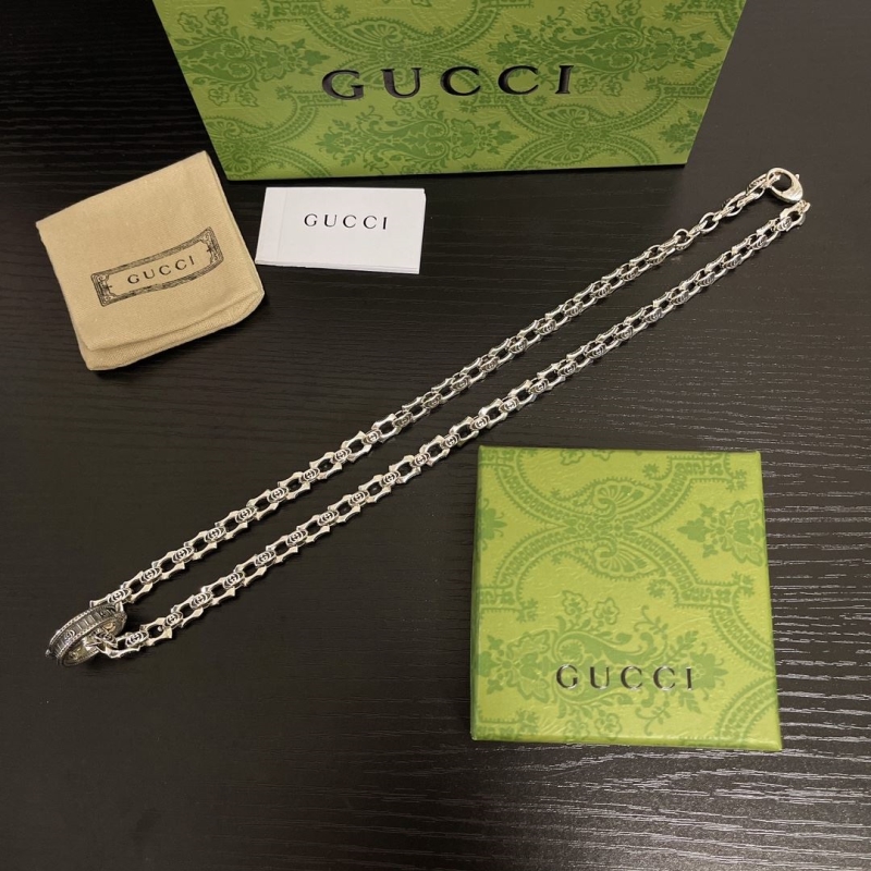 G*u*i necklaces